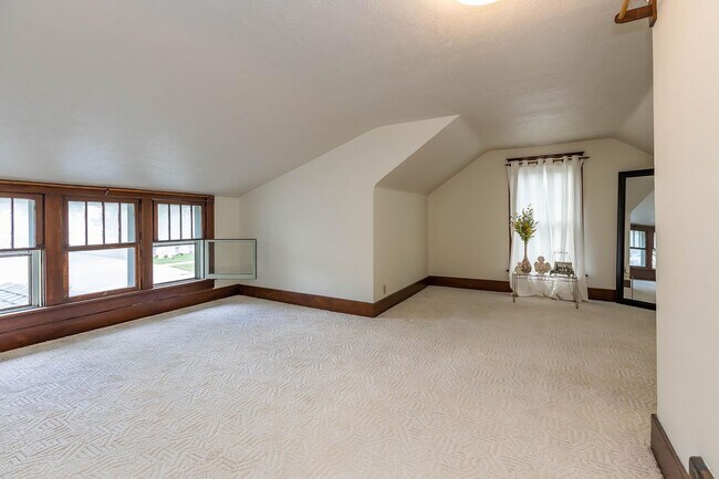 Building Photo - Charming Home - Close to Fort Riley