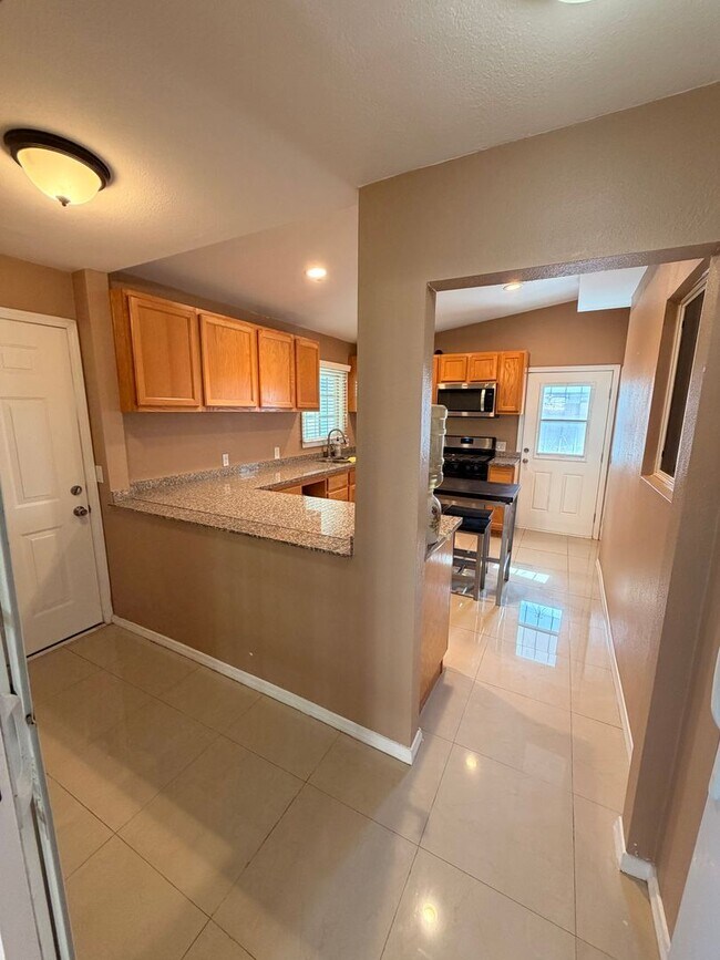 Building Photo - Unbelievable 4 Bed, 4 Bath House For Rent In Buena Park-Must See To Appreciate!