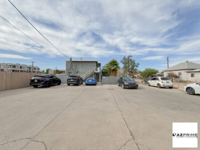 Building Photo - Cozy and Contemporary Phoenix Studio Featuring a Smart, Open Layout and Modern Upgrades Throughout.