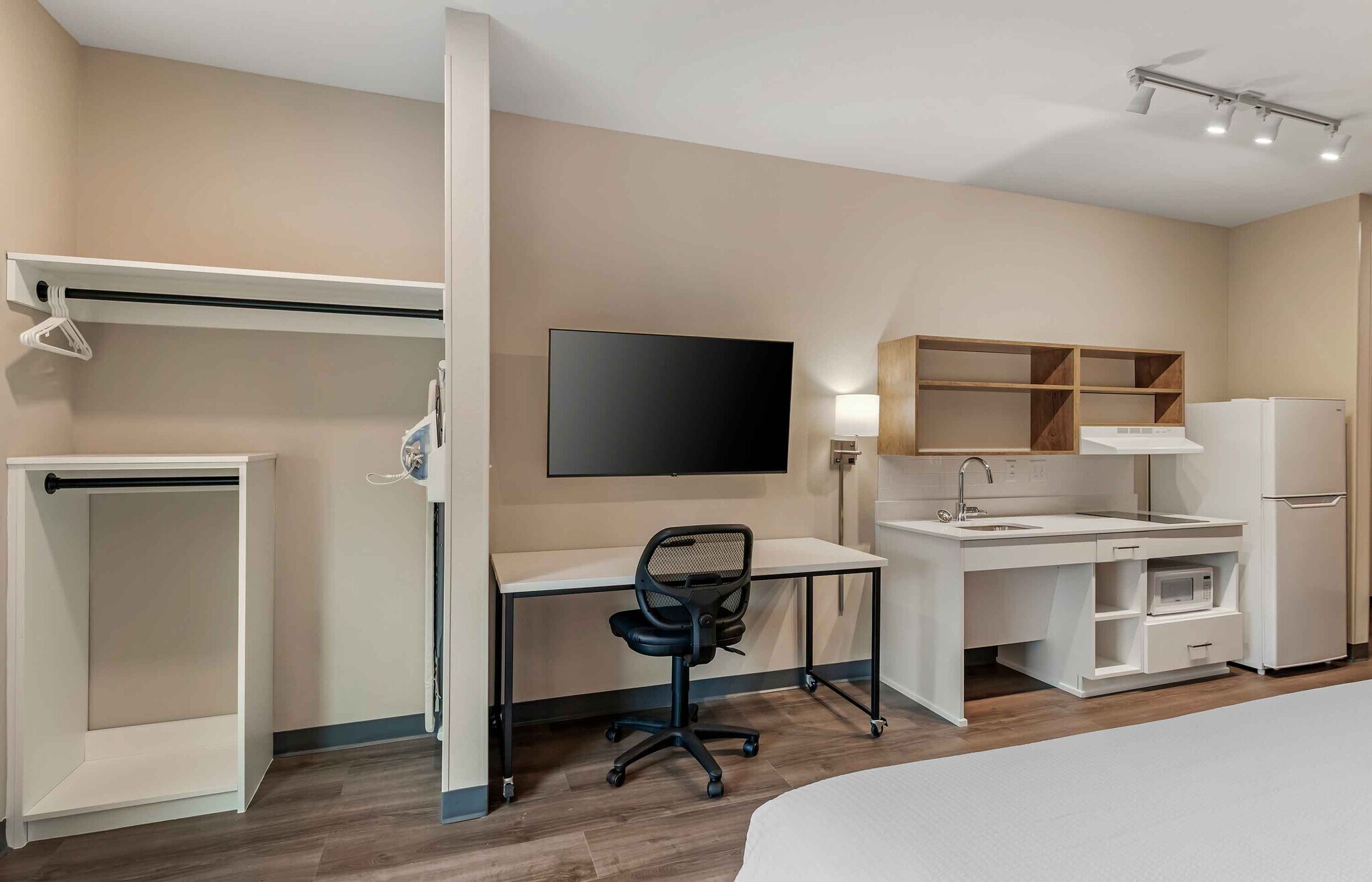 Building Photo - Furnished Studio-Jacksonville - Airport