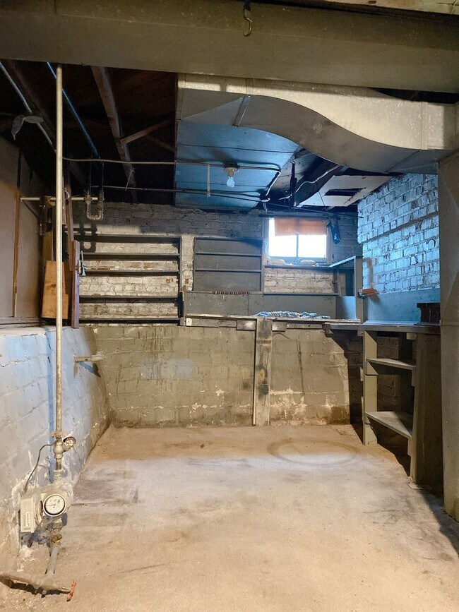 Building Photo - 2436 Laurel Ave N