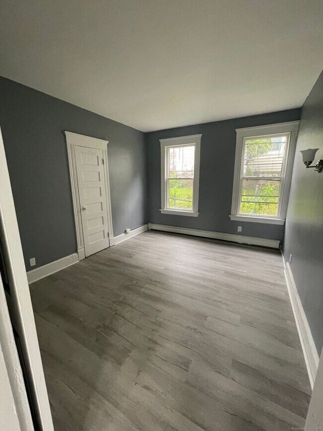 Building Photo - Spacious 4-bedroom, 1-bathroom first-Floor...