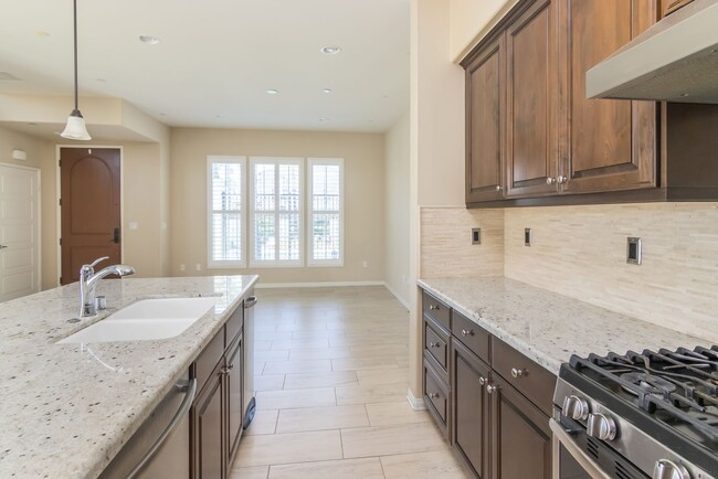 Building Photo - Updated 4-Bedroom Townhouse in Prime Porte...