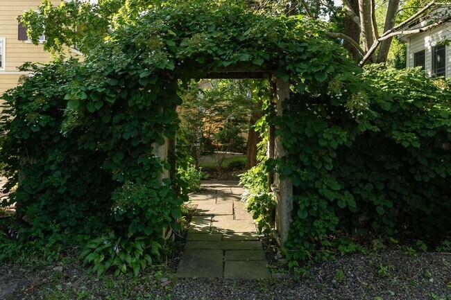 Building Photo - 160 Wibird St