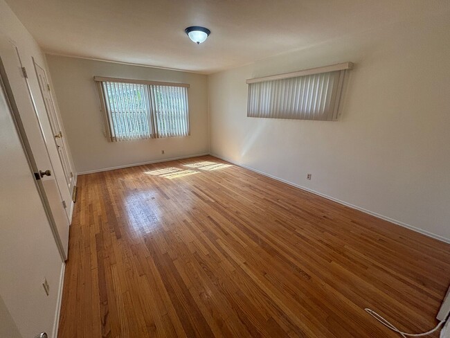 Building Photo - Single-Story 3-Bedroom Home with Covered P...