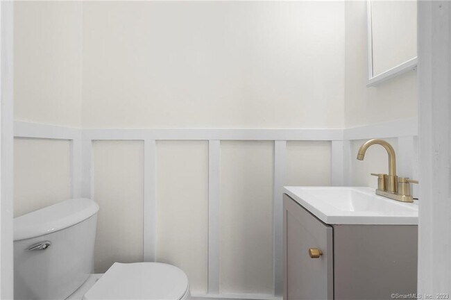 Building Photo - 22 Sycamore Ln