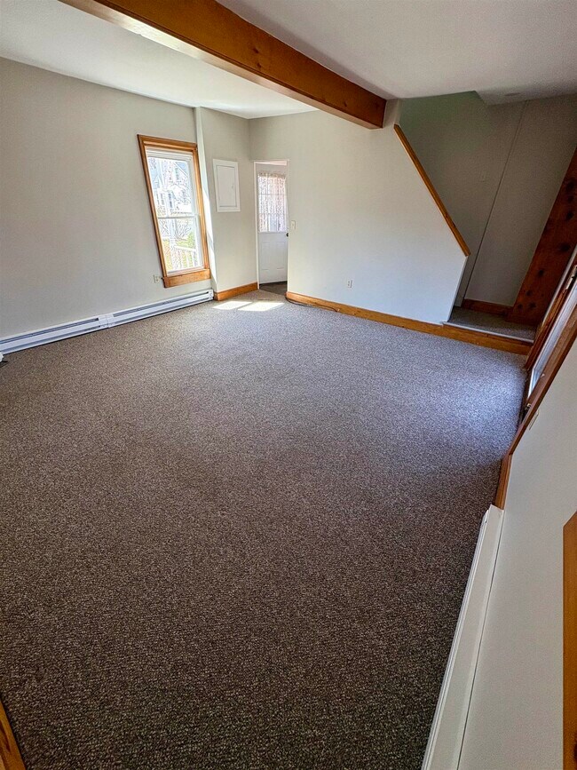 Building Photo - 834 Main St