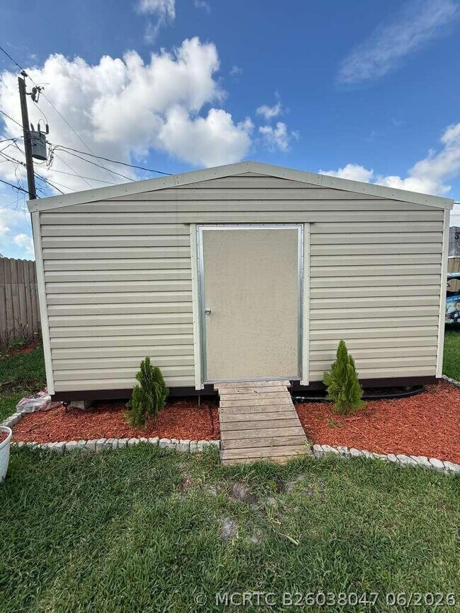 Building Photo - 349 NW Hibiscus St