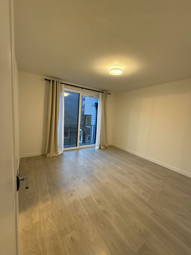 Building Photo - 1 Month Free Rent! Modern 2-Bed, 2-Bath Townhome near Madison Valley – Exceptional Light, Design ...