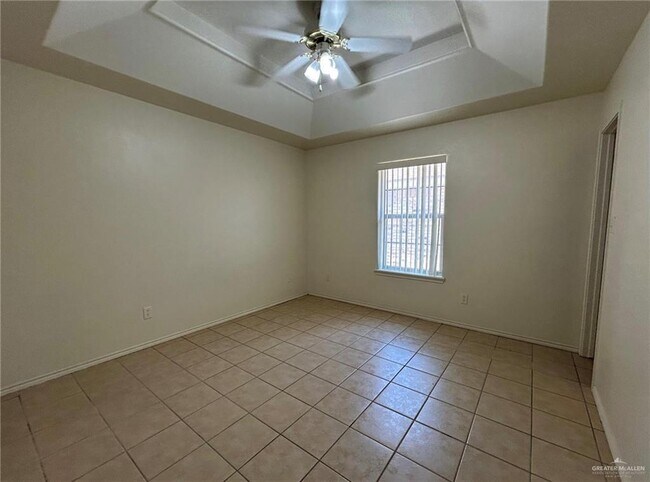 Building Photo - 16 E Quail St