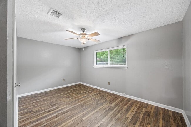 Building Photo - 16910 Glen Eagle Dr N