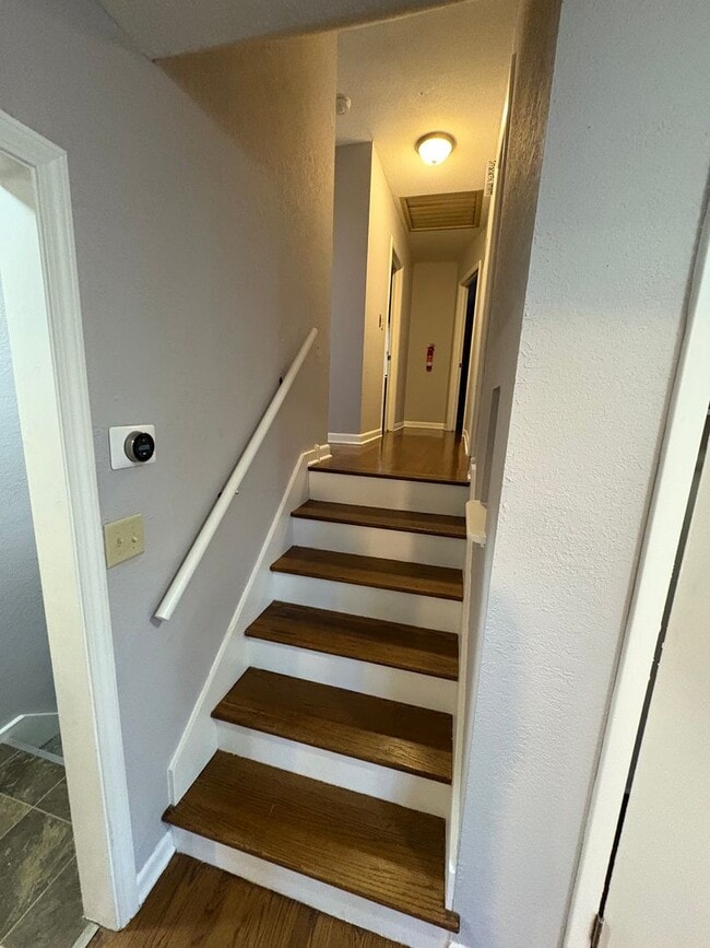 Building Photo - Huge Corner Lot in Grandview!! - 3 Bed / 2 Bath Split-Entry w/ Fenced Yard