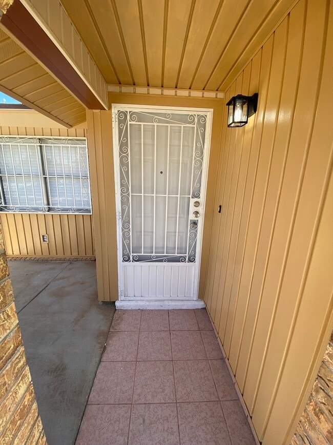 Building Photo - EASTSIDE DUPLEX FOR RENT