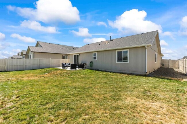 Building Photo - 216 Cliff Swallow Ave