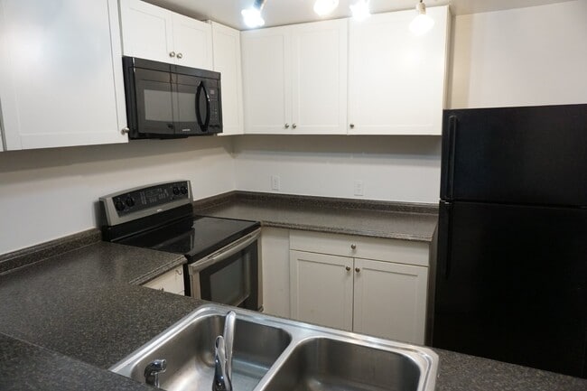 Building Photo - 2BR/2BA Townhome in Caneel Cove, Midtown W...