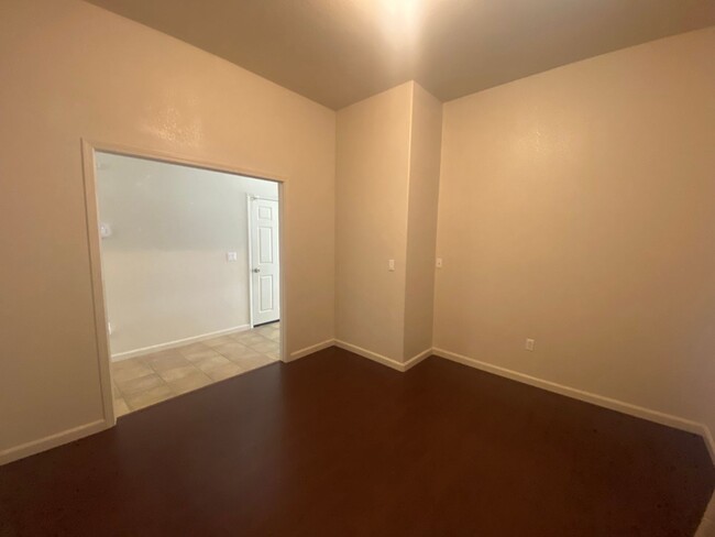 Building Photo - Charming 3 bed/3 full bath with Loft in St...