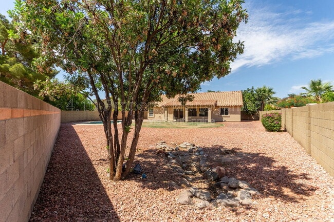 Building Photo - 2381 W Redwood Dr