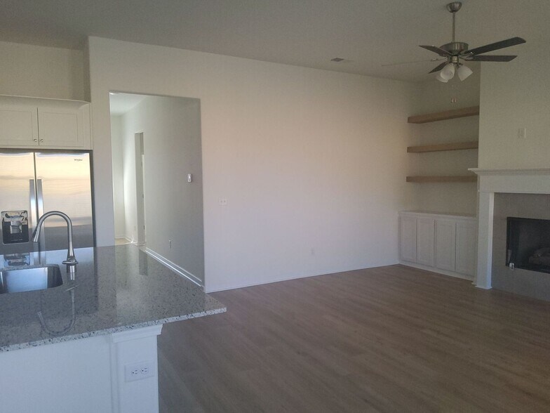 Building Photo - 360 Green Willow Dr