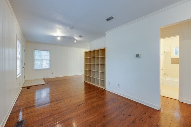 Building Photo - 3 Bedroom, 2 Bath Home Available 10/1/2025...