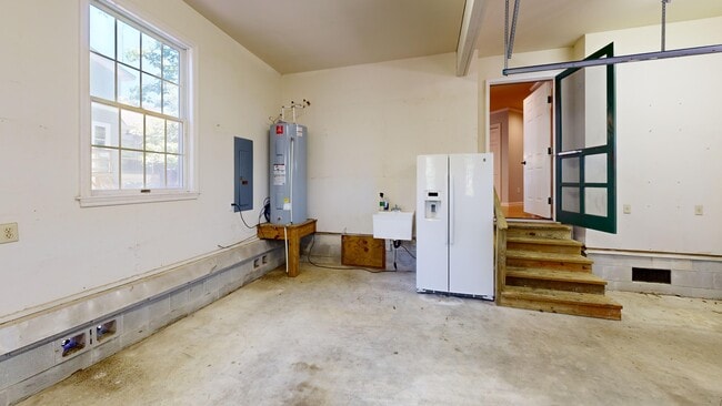 Building Photo - 33 Fairway Dr