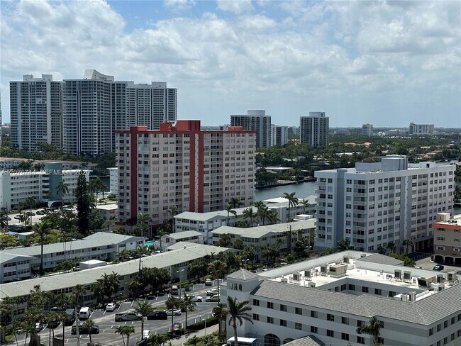 Building Photo - 2030 S Ocean Dr
