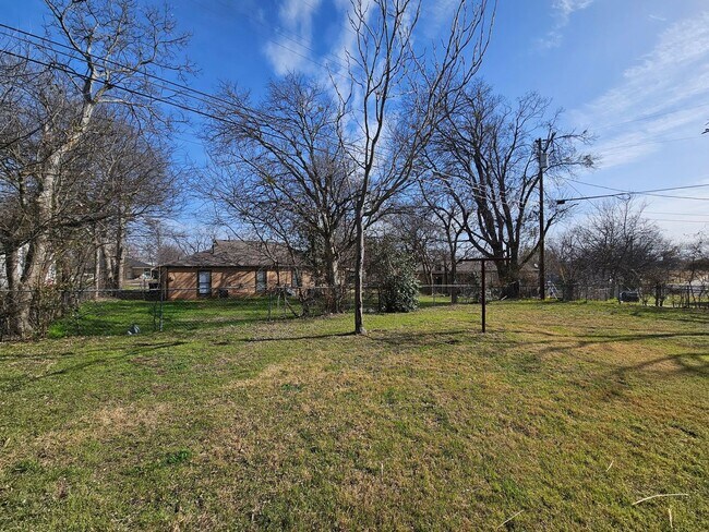 Building Photo - AVAILABLE NOW!