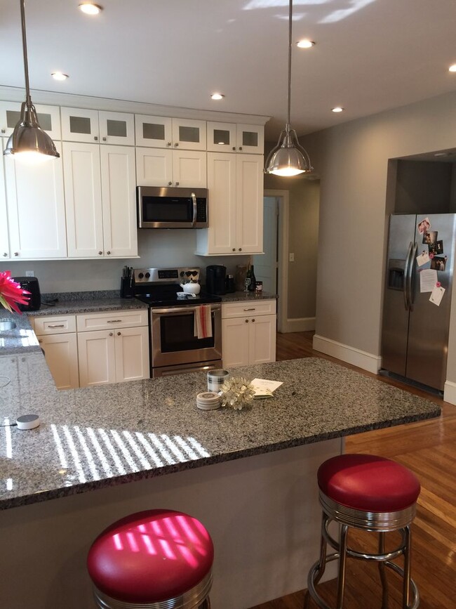 Primary Photo - Nicely renovated 1 bed unit with all utili...