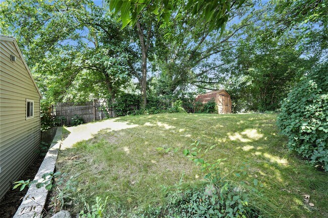 Building Photo - 3 Bedroom, 2 Bath Home in Grand Rapids! Available Now- Includes Washer and Dryer!