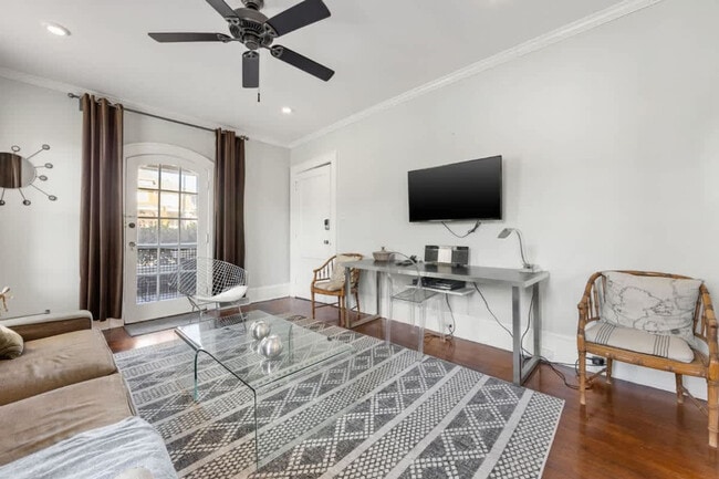 Building Photo - 536 Hawthorne Ln