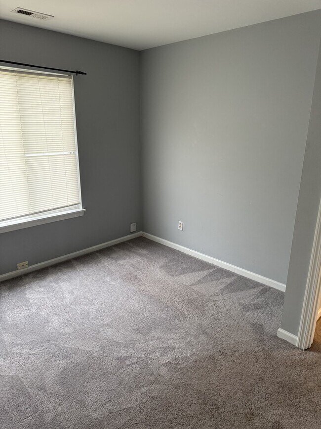 Building Photo - 384 Reston Cir