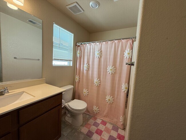 Building Photo - Beautiful 2-Story, 3 Bedroom, 2½ Bathroom ...