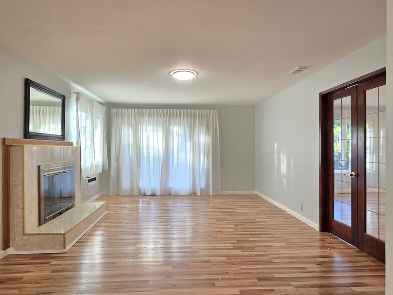 Building Photo - 2795 Fountain Oaks Dr