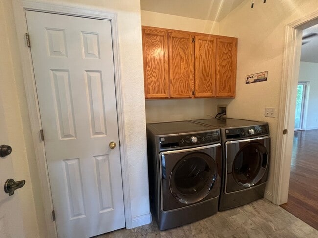 Building Photo - 3/2/2 Gorgeous Home In Gardnerville - Ruhe...
