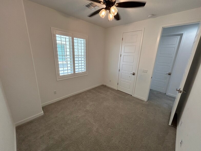 Building Photo - 4146 S Columbus Dr