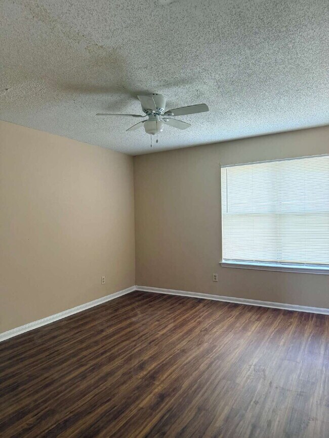 Building Photo - Two Bed/ Two Bath Duplex Home, Close to Ft. Sam Houston