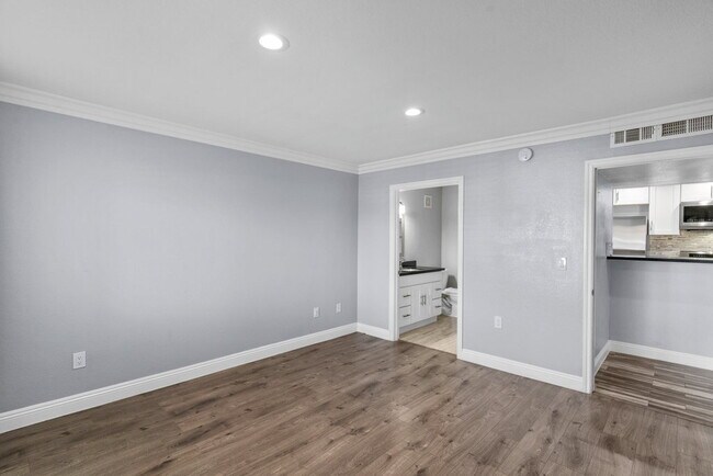 Building Photo - "Chic 3-Bed Townhouse with Granite Countertops on West Flamingo Road, Las Vegas!"