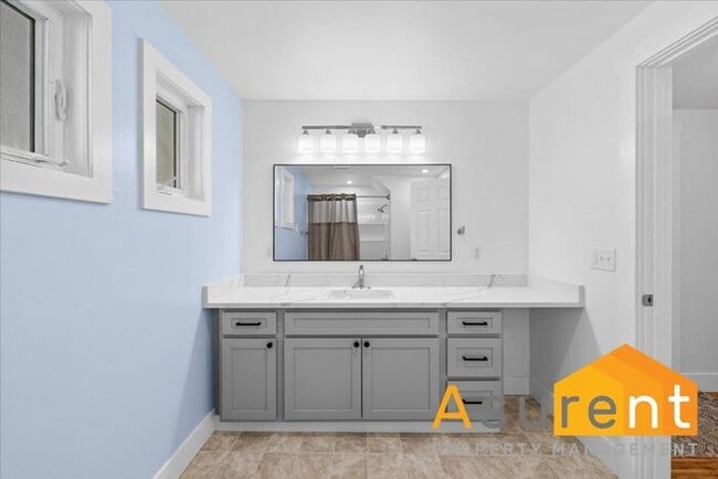 Building Photo - Jacksonville Home with in home office internet included.