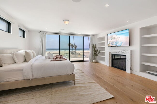 Building Photo - 2205 Ocean Front Walk