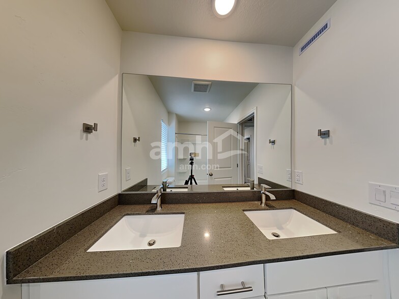 Building Photo - 6033 W Copperhawk Dr