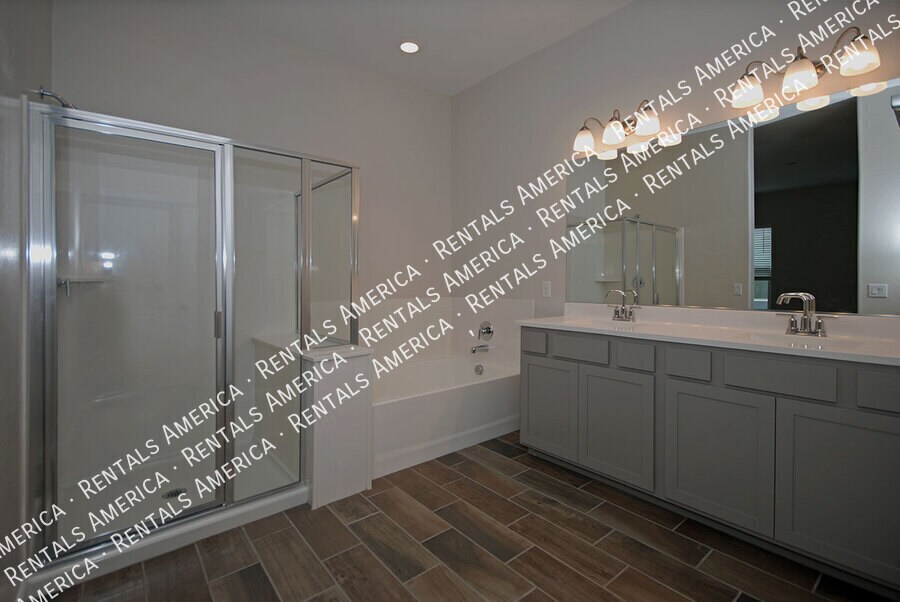 Building Photo - 3725 E Catalina Dr