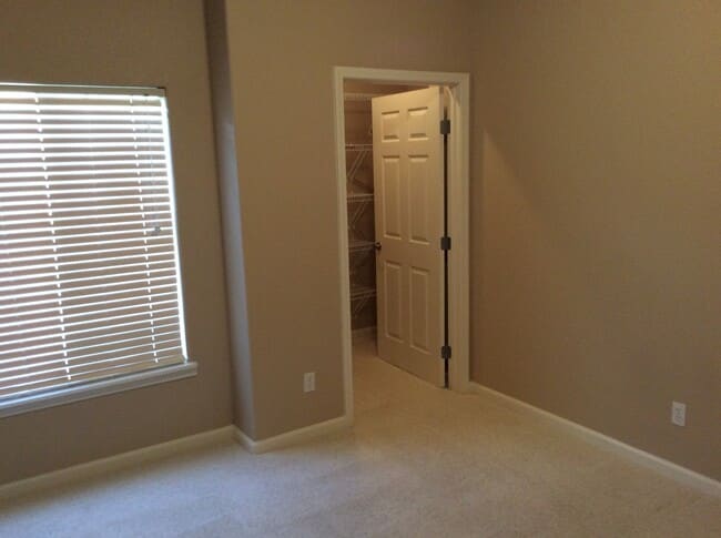 Building Photo - 2 bedroom Condo in a gated community. 1 Ca...