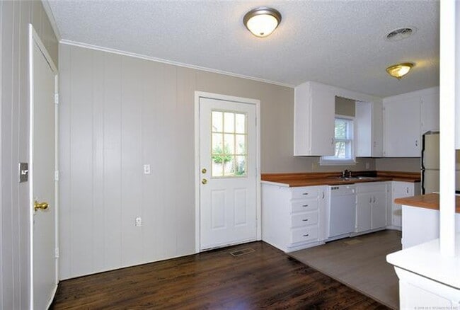 Building Photo - Remodeled 3 Bedroom House