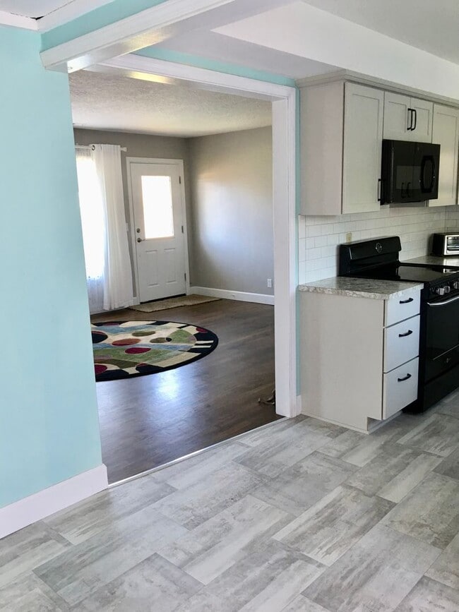 Building Photo - 2 bedroom 1 bathroom