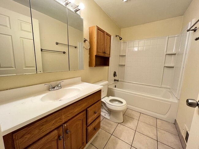 Building Photo - 4 Bedroom/2 Bathroom House in Midvale