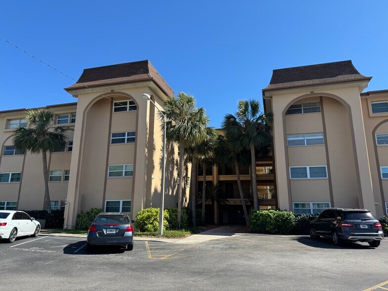 Primary Photo - 2525 West Bay Dr