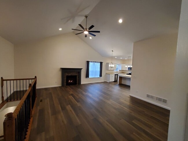 Building Photo - Charming 3-bedroom/2-bathroom duplex home in Washington, IL