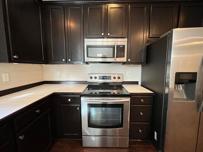 Building Photo - Super-Cute Townhouse! 3 bed + 2.5 baths w/ Fantastic Floor Plan! (A/C & Washer / Dryer included!)