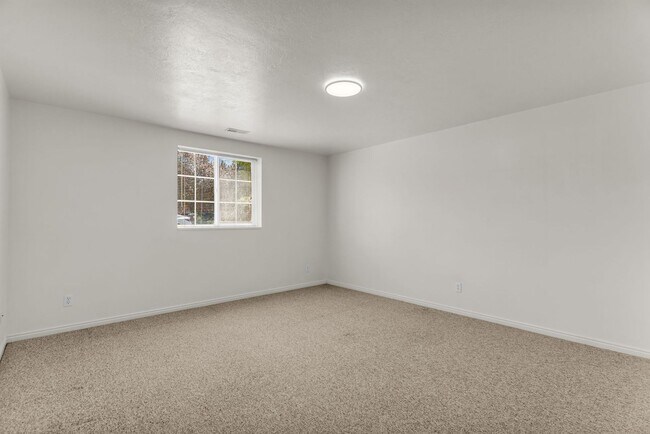 Building Photo - Spacious 5 Bed Kaysville Home with 3-Car Garage