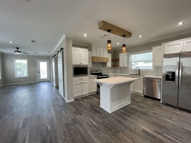 Building Photo - 437 Andros