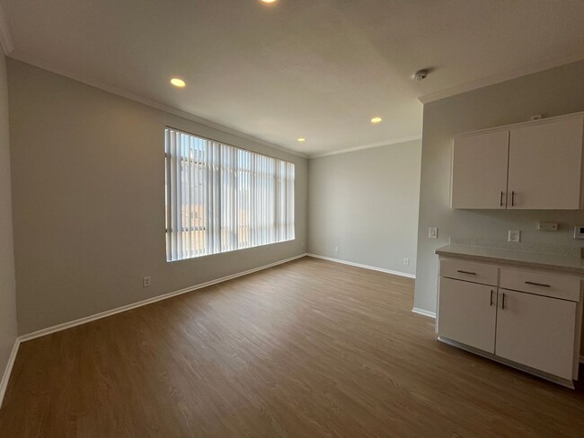Interior Photo - 14900 Moorpark Street
